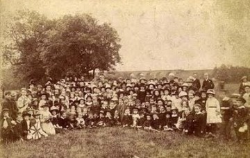 Picture Suggesting a Russian Woman gave Birth to 16 sets of Twins, 7 Triplets and 4 Quadruplets