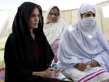 Picture Suggesting Angelina Jolie Converts to Islam