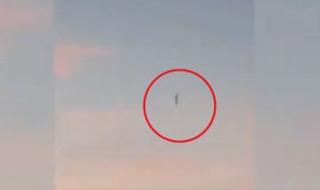Picture of Vertical UFO Alien Spotted Over Mexico