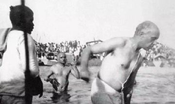 Image about Jawaharlal Nehru Performing Kumbh Snan in 1954, Picture