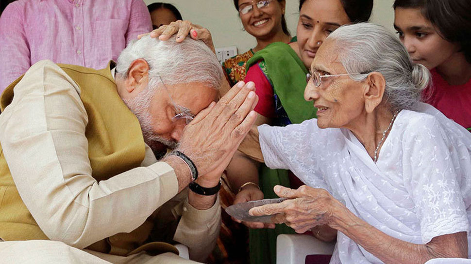 Image of Narendra Modi with his mother Heeraben Modi