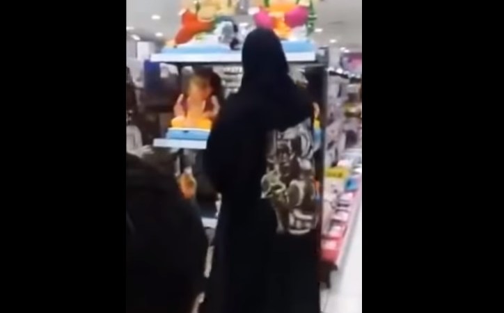 Bahrain’s Muslim Woman Breaks Hindu Ganesha Idols: Fact Check